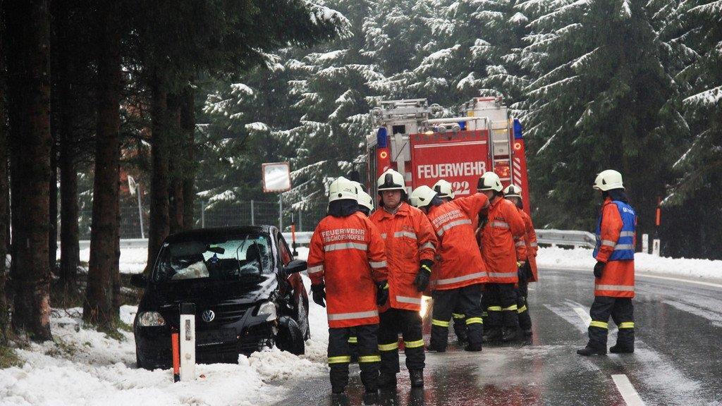 Pkw kracht in Baum