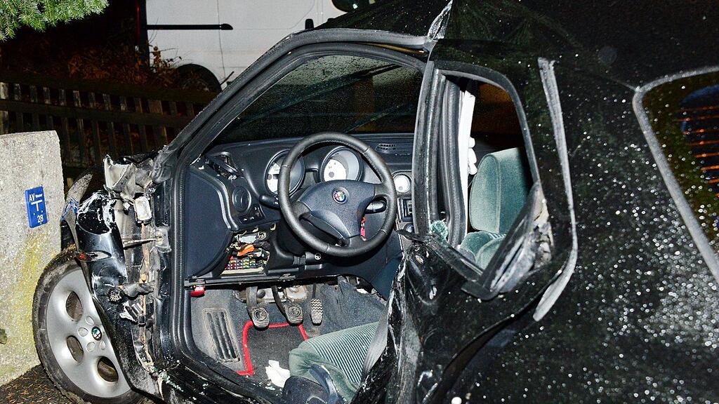 Der 20-jährige Unfalllenker wurde bei dem Crash schwer verletzt.
