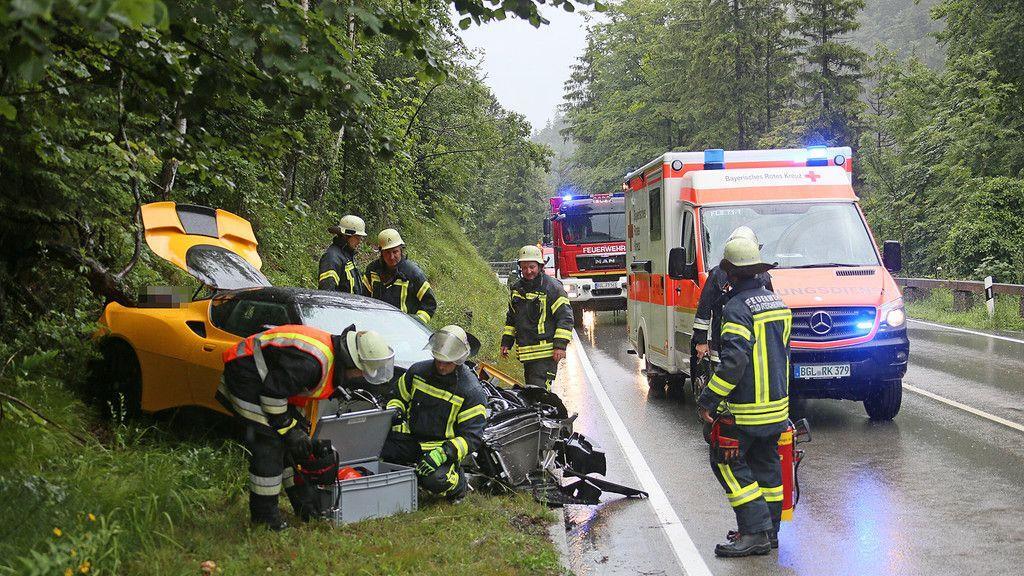 Luxusauto prallt in Bayern gegen Leitplanke