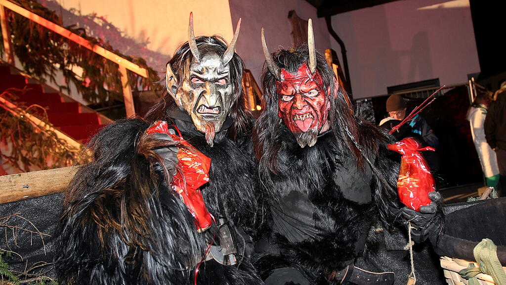Anifer Krampuslauf am Dorfplatz