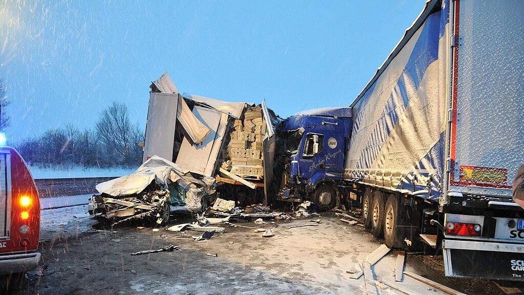 Massenkarambolage auf der A1 bei St. Pölten: Ein Todesopfer.