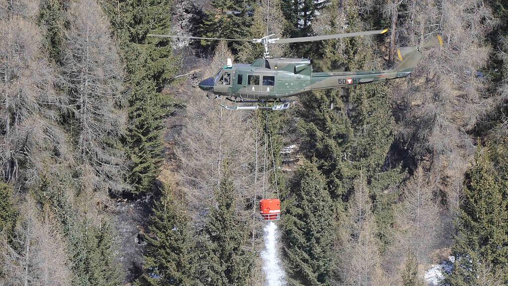 Auch das Bundesheer ist mit einem Hubschrauber im Einsatz.