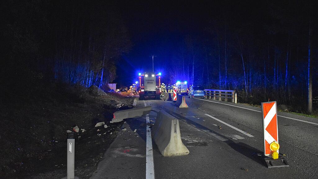 Pkw kacht in Abtenau gegen Betonleitschiene