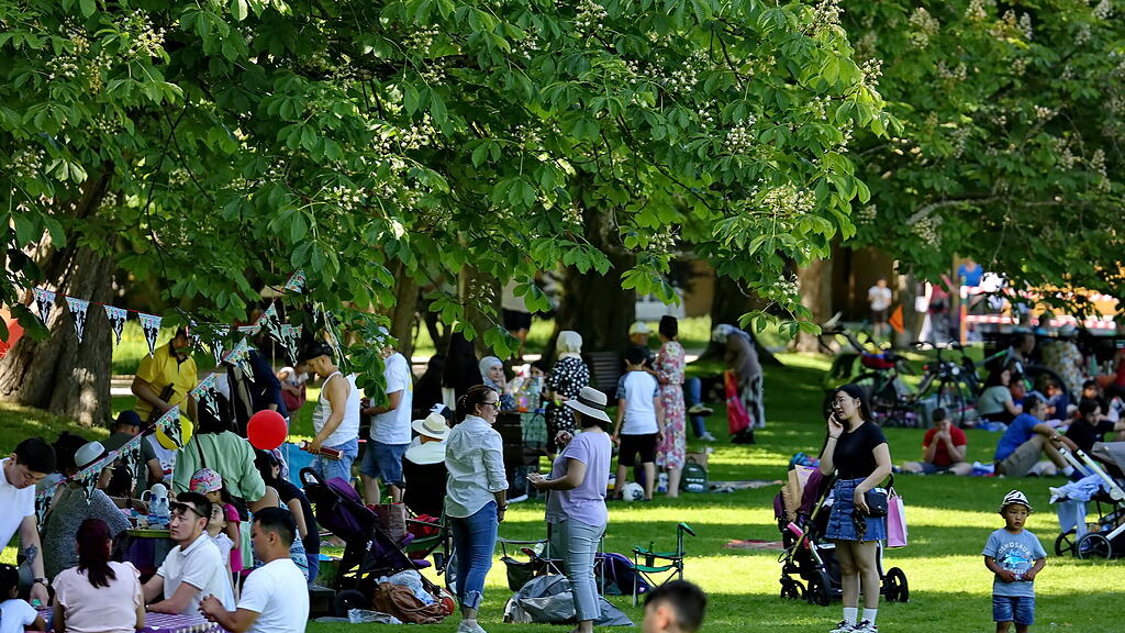 Sommerwetter: Salzburger stürmen Hellbrunn