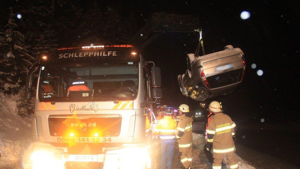 Pkw stürzt 25 Meter ab