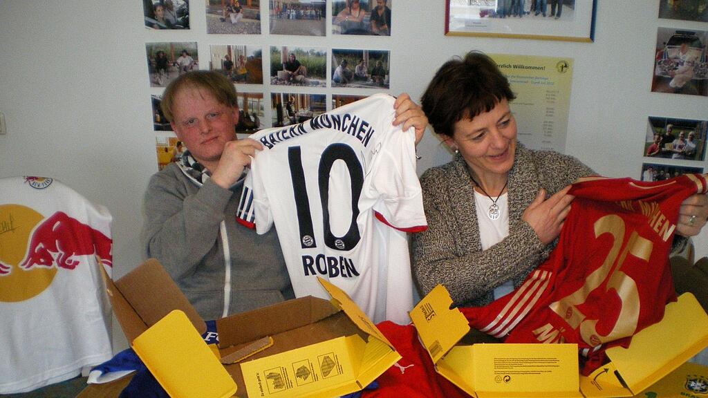 14.000 Euro Erlös brachten die Orginaltrikots von Robben, Drogba und Co. auf Ebay ein.