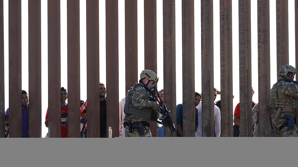 Migranten stürmen US-Grenze