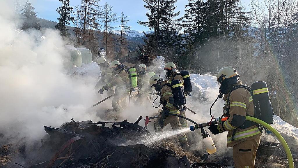 Tamsweg: Strohhaufen in Brand