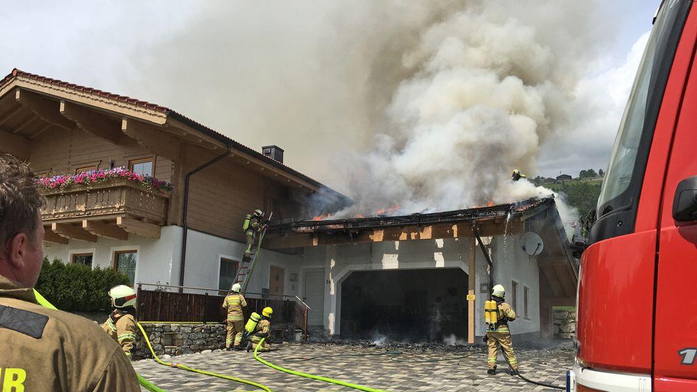 Die Photovoltaik-Anlage auf dem Garagendach geriet in Brand.