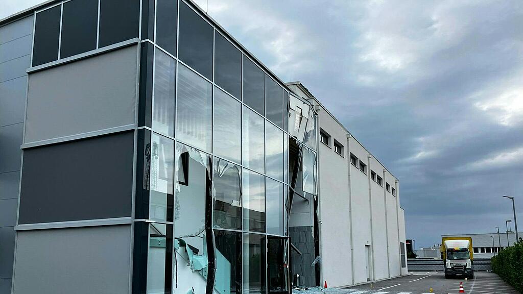 Lkw-Lenker fährt offenbar mit Absicht gegen Kirche