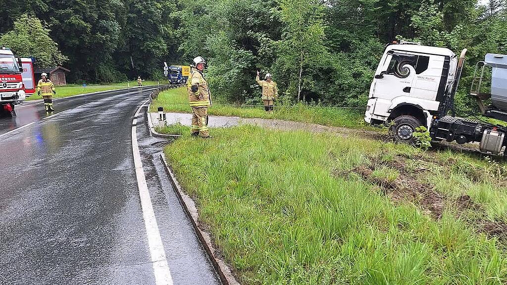 Lkw landet in Thalgau in Straßengraben