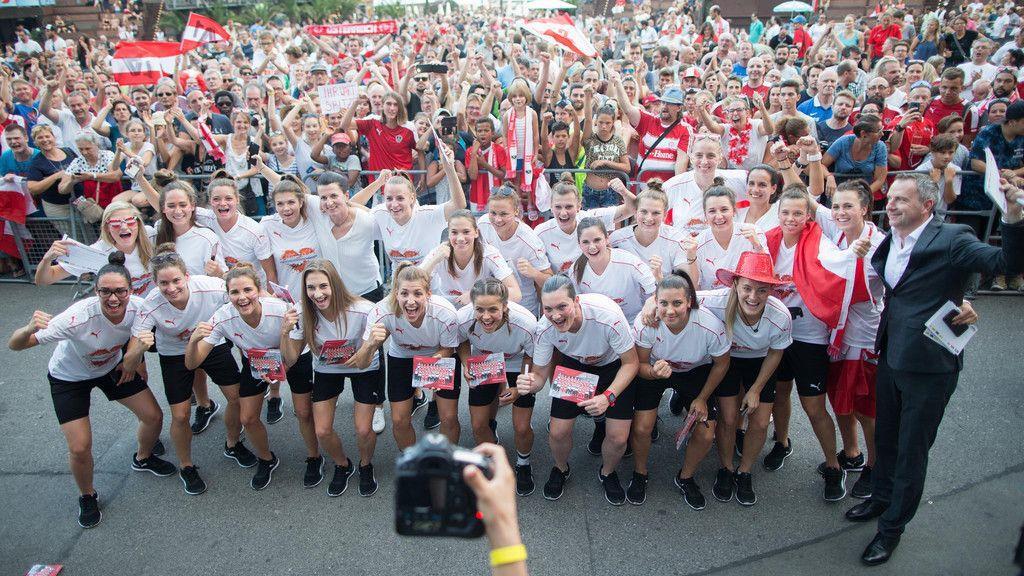 Empfang Fußballerinnen Rathausplatz
