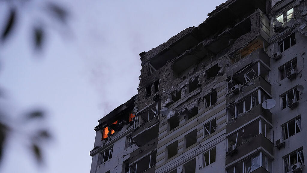 Angriffe auf Kiew: Brand in Hochhaus
