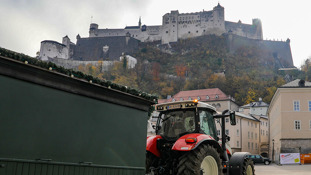 Aufbau Christkindlmarkt II