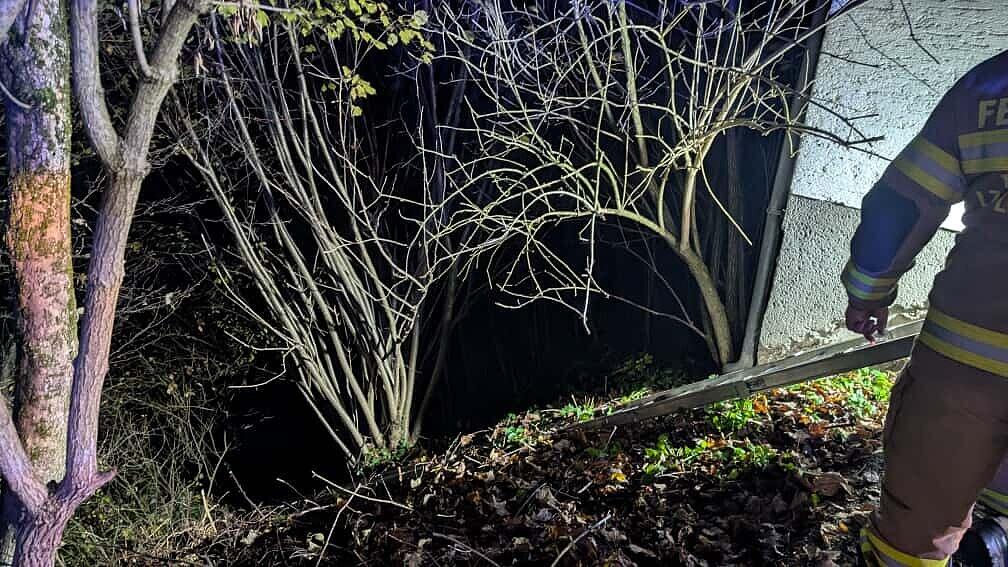 Absturz über steile Böschung löst Feuerwehreinsatz in Bergheim aus