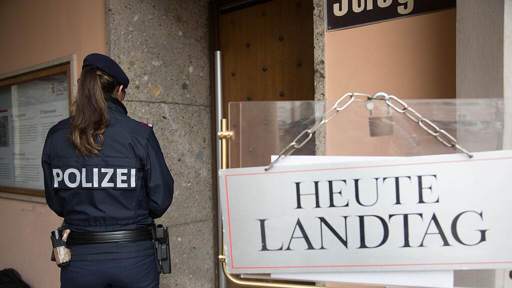 Für die nächsten beiden Sitzungen stehen nun uniformierte Polizisten vor dem Chiemseehof.