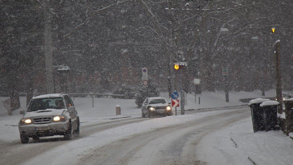 Schnee sorgt für Unfälle und Verkehrschaos: Schneefahrbahn in der Stadt Salzburg