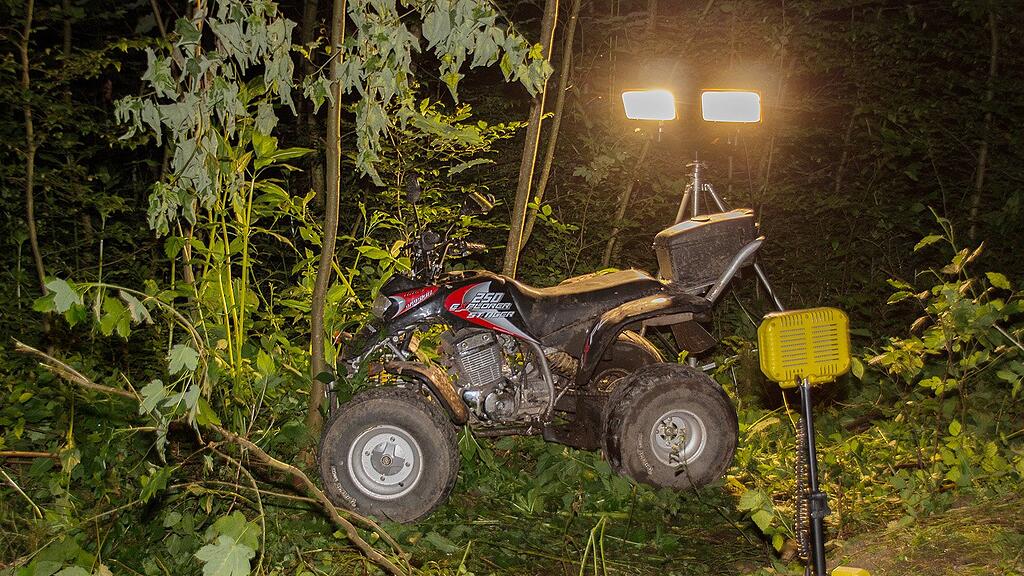 Der 18-Jährige war in den Baum geprallt.