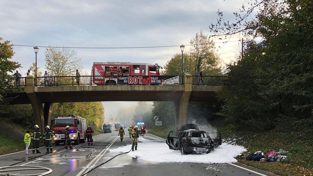Auto brennt in Alpenstraße