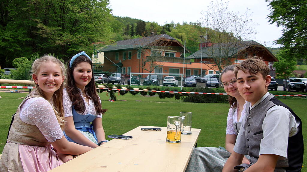 Maibaumaufstellen in St. Jakob am Thurn