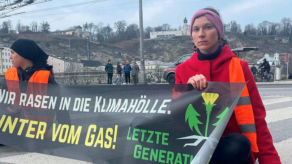 Letzte Generation: Klebe-Protest in Salzburg