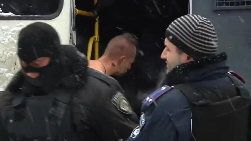 Ukraine: Nackter Demonstrant durch Spezialeinheit der Polizei misshandelt