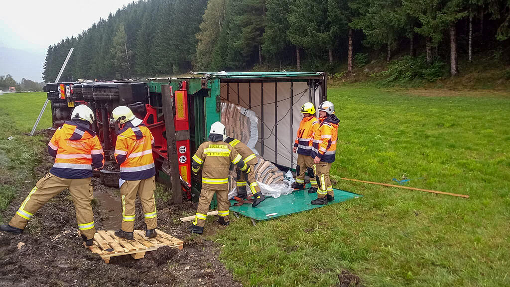 Tonnenschwerer Lkw kippt auf B96 in St. Margarethen im Lungau um