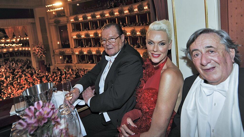 Richard Lugner in der Loge im 2. Rang mit Brigitte Nielsen und Roger Moore.