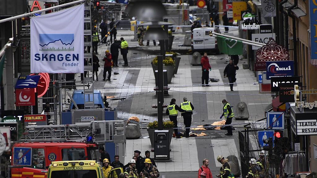 In Stockholm ist ein Attentäter mit einem Lkw in eine Menschenmenge gerast.