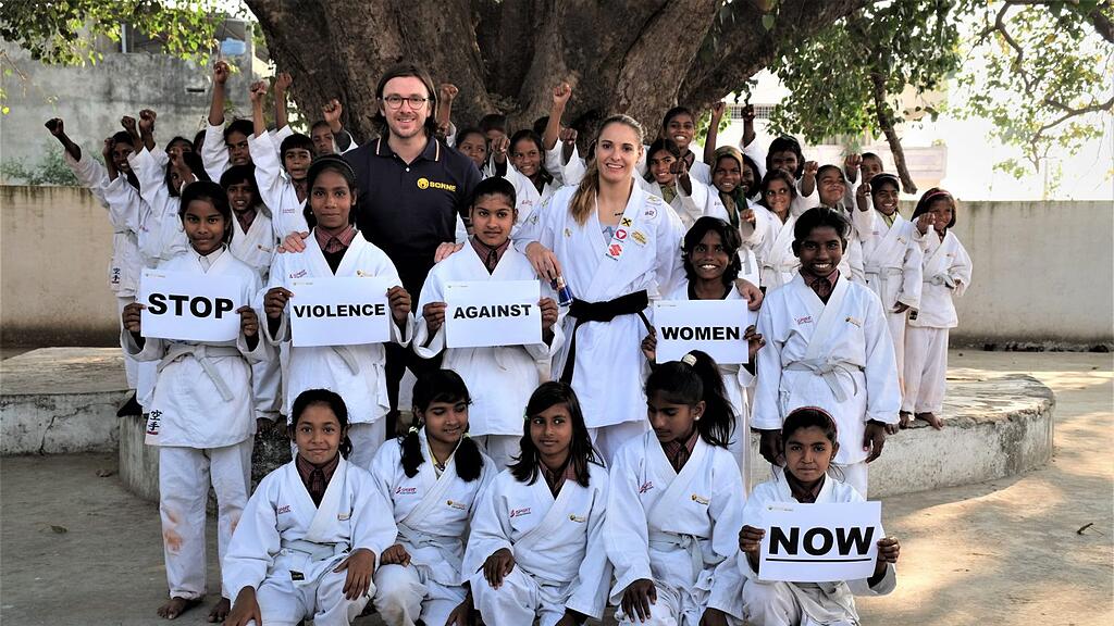 Alisa Buchinger trainiert auch selbst mit den Mädchen in Indien.