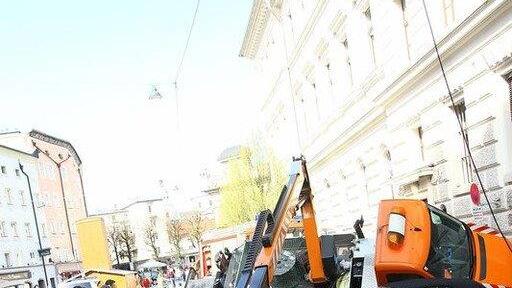 Hubsteiger kippt am Kajetanerplatz
