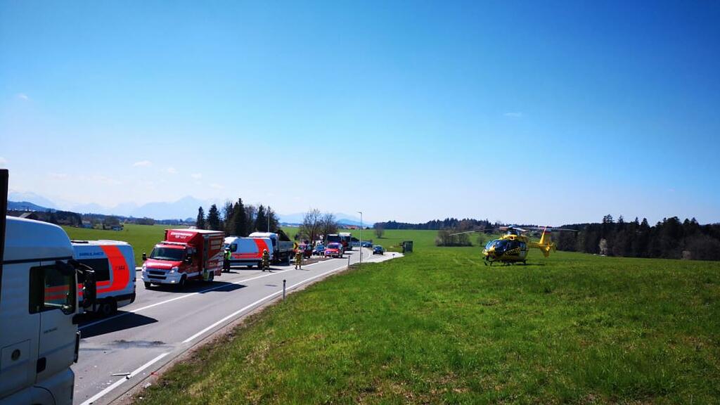 Sechs Verletzte bei Crash auf B1 in Eugendorf
