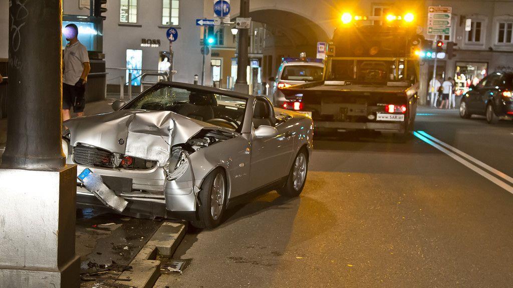 Mercedes knallt auf Staatsbrücke gegen Lichtmast