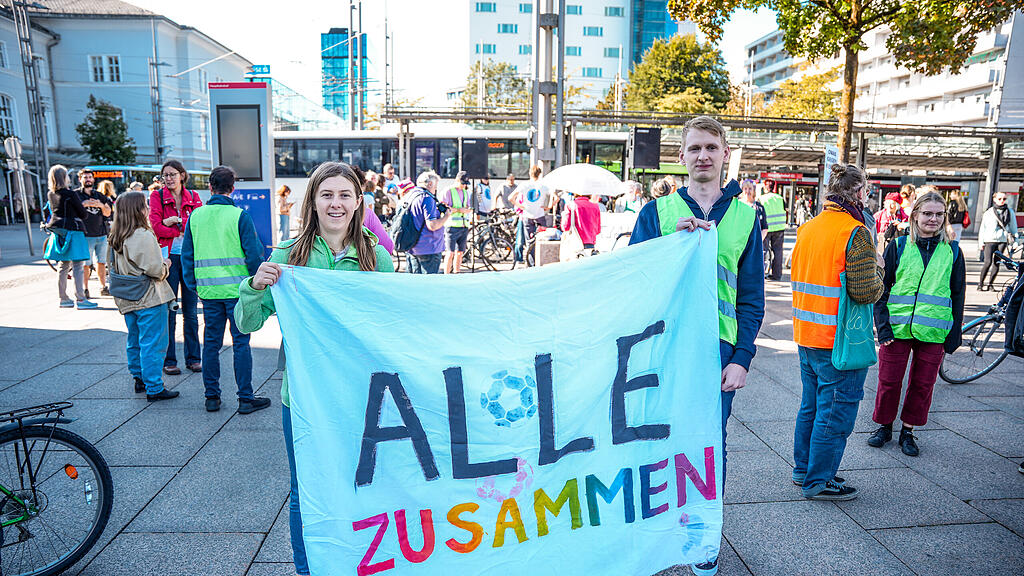 Demo "Zusammenhalten statt spalten" in der Stadt Salzburg