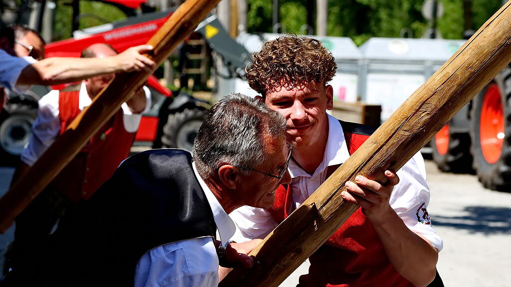 Maibaumaufstellen in Leopoldskron