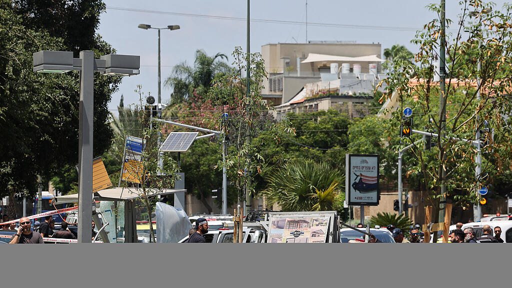 Auto in menschenmenge in Tel Aviv