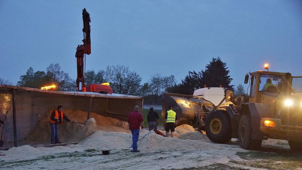 Lkw kippt auf A1 um