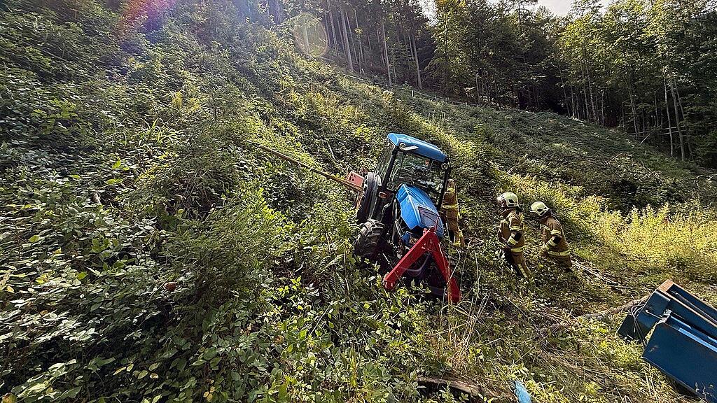 Traktor verunglückt in Hallein: Lenker rettet sich