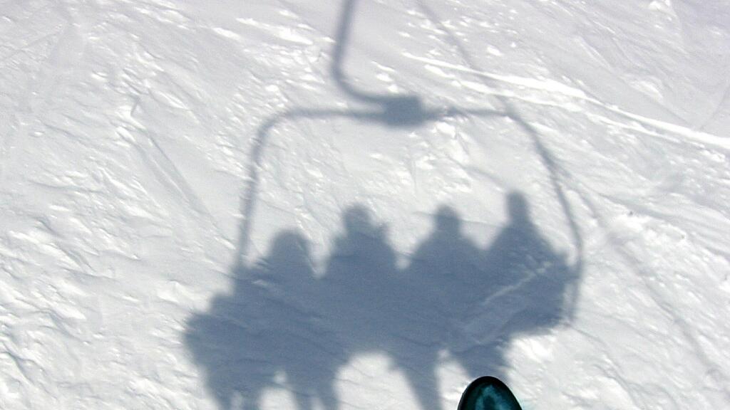 Der Skianfänger wurde bei der Kollision mit dem zweiten Skifahrer schwer verletzt.