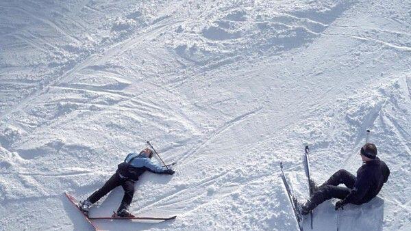 Zwei Skifahrerinnen wurden bei den Kollisionen verletzt.