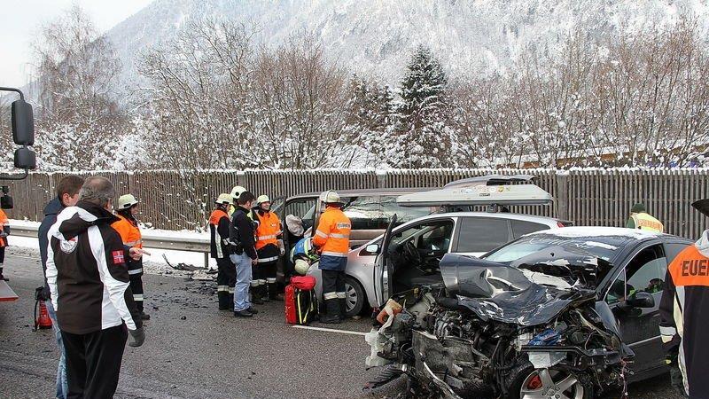Fünf Verletzte nach Crash auf B20