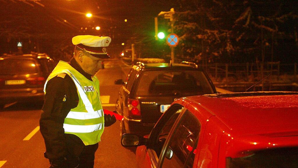 Sybolbild: Großangelegte Verkehrskontrolle der Polizei im Stadtgebiet von Salzburg.