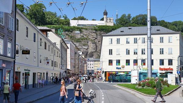 Die Griesgasse in der Salzburger Altstadt wird zur Flaniermeile.
