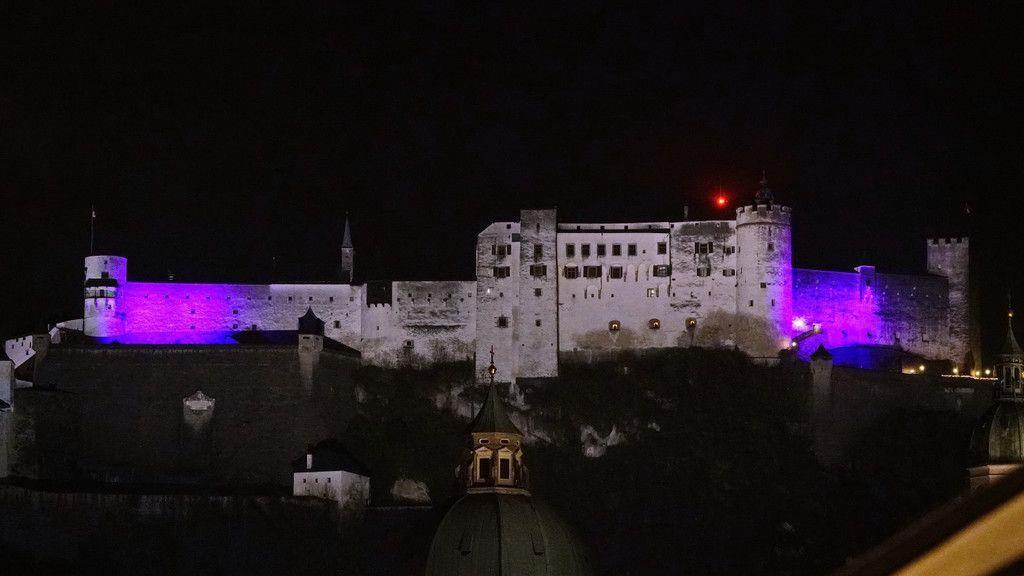 Weltfrühchentag: Festung leuchtet lila
