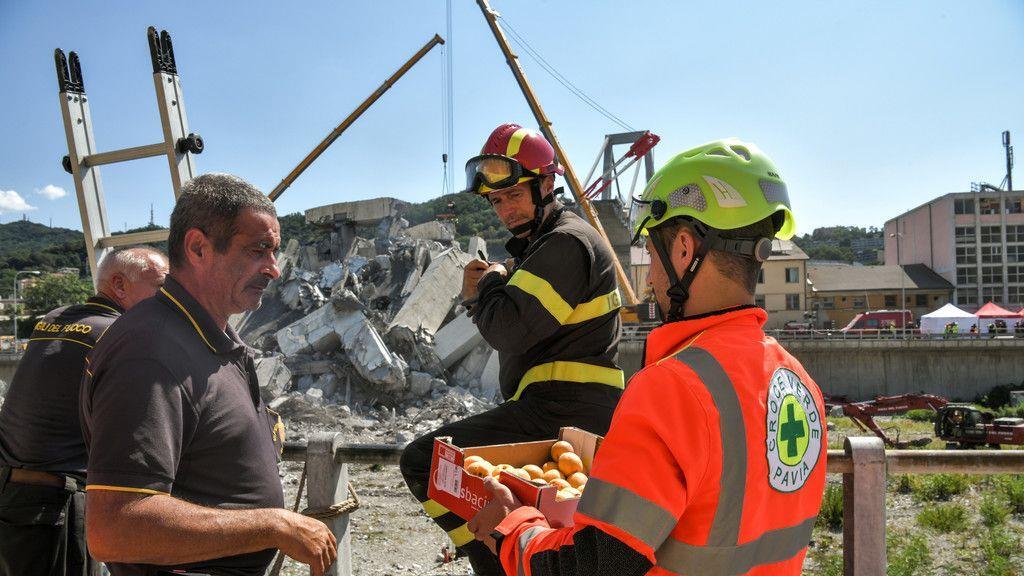 Autobahnbrücke stürzt in Genua ein: Aufräumen