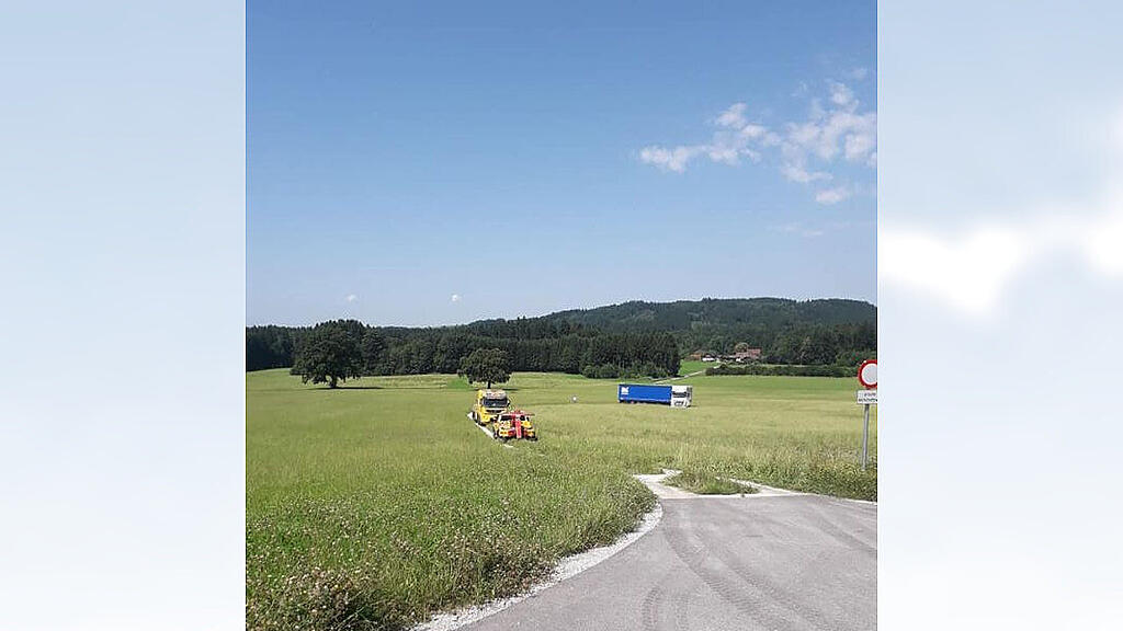 Sattelzug auf Wieße in Nussdorf
