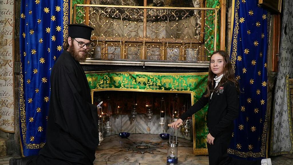 Sarah in der Geburtsgrotte