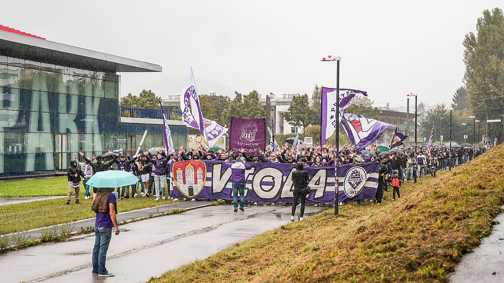 Die Fans von Austria Salzburg beim Fanmarsch vor dem Zweitliga-Spiel gegen den FC Liefering.