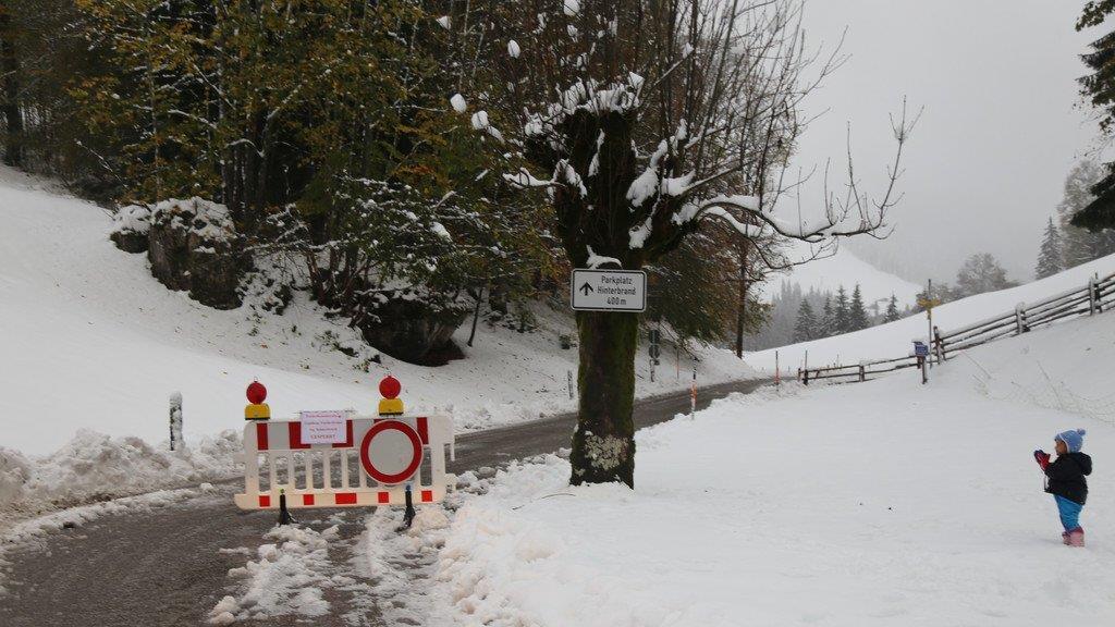 Wintereinbruch - Höher gelegene Straßen sind eingeschneit