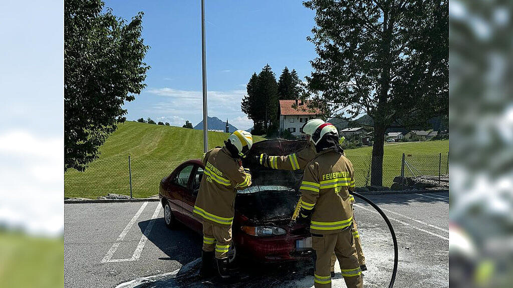 Autobrand auf Parkplatz in Hof
